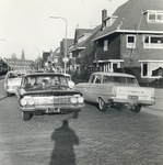 603537 Afbeelding van enkele auto's in de Dr. H.J. Lovinklaan te Utrecht, ter hoogte van de kruising met de H.F. van ...